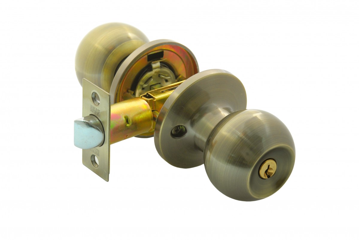 замок с поворотной защелкой